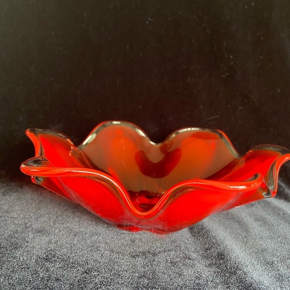 Vintage VIKING Glass Art Glass 6 Petal Persimmon Amberina Bowl - Picture 2 of 7